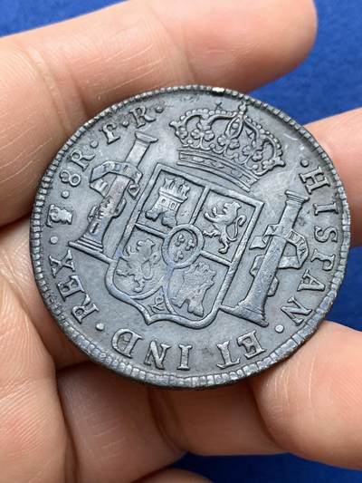 《竞宝斋》第484场 周日，周一，周二 3场连拍 （全场包邮）20级店铺 欢迎送拍 西属玻利维亚1776年卡洛斯三世8R双柱银币(美国建国年份，特年)，打制得非常好，正面底板状态来看，应该是海捞品种，小戳不多，可藏。