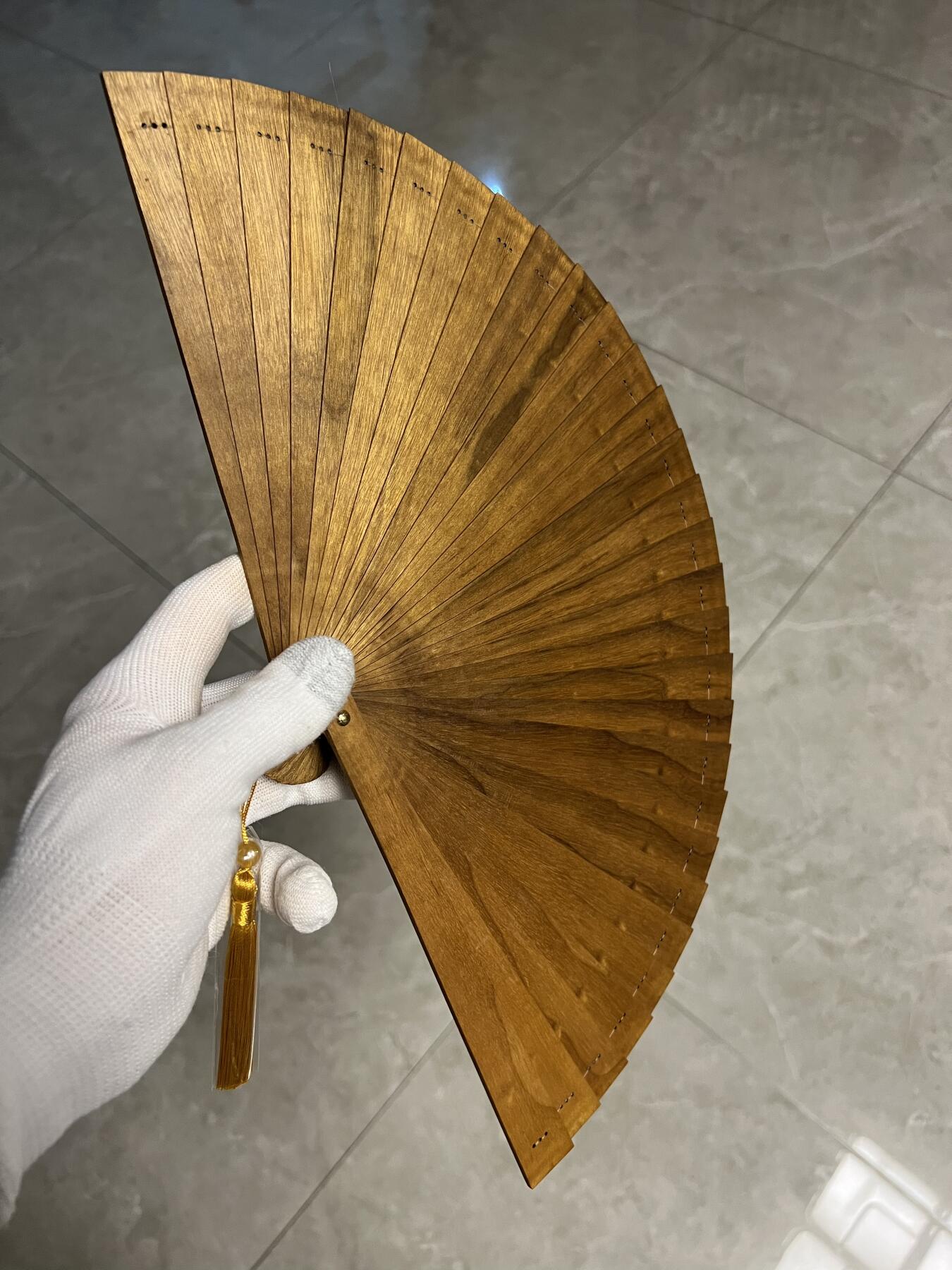 零元拍：金丝楠木苏扇，金光闪闪流光溢彩，药香扑鼻。一把小扇，伴着清香，陪您渡过清凉夏日。尺寸：21/2/4翼展：37.5CM。