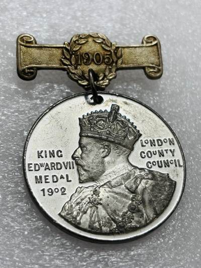 文馨钱币收藏第 302 场，国外回流老铜币，中东阿拉伯地区，拉美等国货币，30 号 1 号二连拍，长期接代拍业务，预计 4 月 4-5 号发货 近乎未使用，1902年英国爱德华七世加冕纪念章，高浮雕工艺，详情看图