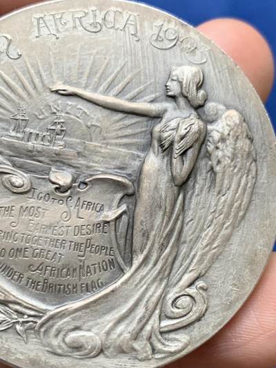 《竞宝斋》第484场 周日，周一，周二 3场连拍 （全场包邮）20级店铺 欢迎送拍 1903年英国首相张伯伦访问南非纪念镀银铜章，50.4毫米，53.55克。少见品种