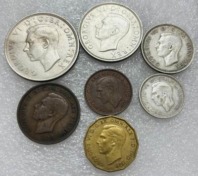 文馨钱币收藏第 302 场，国外回流老铜币，中东阿拉伯地区，拉美等国货币，30 号 1 号二连拍，长期接代拍业务，预计 4 月 4-5 号发货 英国 1941 年乔治六世 1 法新---半克朗大银币一组 7 枚，包含 4 枚银币，共 33.87 克银，均 500 银，其中 2 先令，半克朗目测 UNC 品，总体都是极美品，喜欢的出价