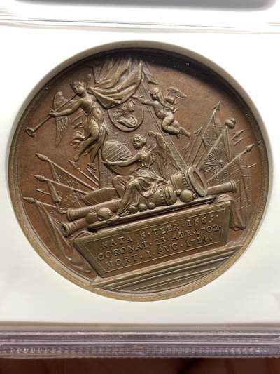 《竞宝斋》第484场 周日，周一，周二 3场连拍 （全场包邮）20级店铺 欢迎送拍 NGC MS63BN 英国1731年安妮女王逝世纪念大铜章，巧克力底板，高浮雕，雕刻细腻生动。稀少的英系早期大铜章，安妮女王头像的任何早期原铸都少见，63分首拍品种。加厚盒装