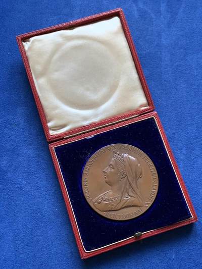 《竞宝斋》第484场 周日，周一，周二 3场连拍 （全场包邮）20级店铺 欢迎送拍 英国1837-1897年维多利亚女王加冕60周年纪念大铜章，带原盒，大尺寸版本，直径55.3mm，重74.8克