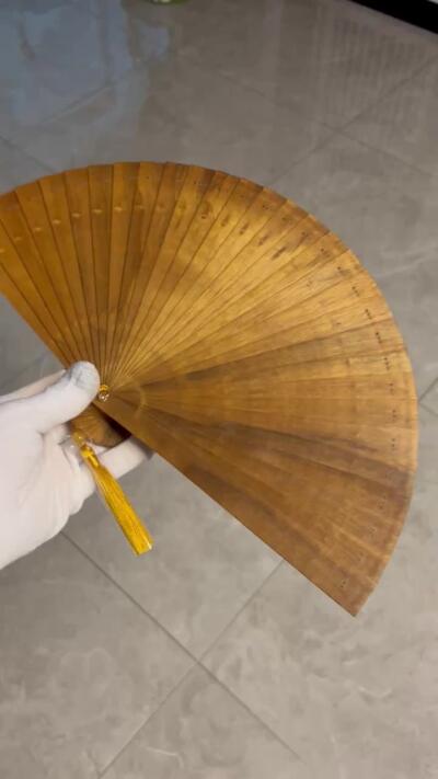 零元拍：金丝楠木苏扇，金光闪闪流光溢彩，药香扑鼻。一把小扇，伴着清香，陪您渡过清凉夏日。尺寸：21/2/4翼展：37.5CM。
