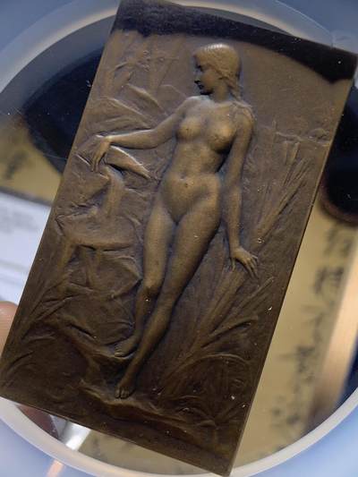 《竞宝斋》第484场 周日，周一，周二 3场连拍 （全场包邮）20级店铺 欢迎送拍 NGC MS64BN 法国新艺术时期溪边少女铜章 普吕多姆1904年 林间少女与垂钓童子 清凉章 高分好品 加大加厚盒