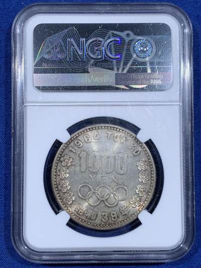 《竞宝斋》第484场 周日，周一，周二 3场连拍 （全场包邮）20级店铺 欢迎送拍 NGC MS65 日本 1964年 东京夏季奥运会 1000日元 银币，20克，925银，淡彩包浆闪烁十字光。