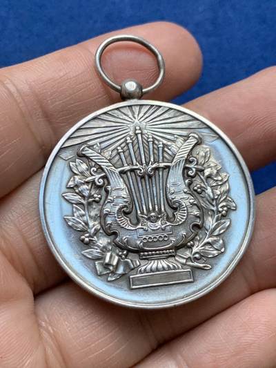 《竞宝斋》第484场 周日，周一，周二 3场连拍 （全场包邮）20级店铺 欢迎送拍 法兰西音乐节纪念银章 20.7克 37.8mm 菱形银标 带盒