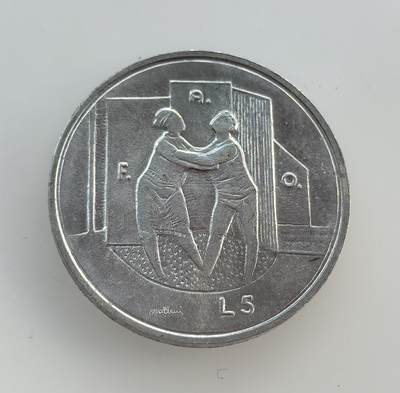 外国优质老铜币纪念币银币专场，周六晚上九点倒数截拍，满百包邮，节前出差在外，5月3日统一发货,可寄存半年，喜欢朋友微信扫描二维码可直接参拍 圣马力诺1976年5里拉 FAO 主题币，以拥抱象征互助反饥饿，正面为蒂塔诺山三塔，属该国战后主题系列流通币。