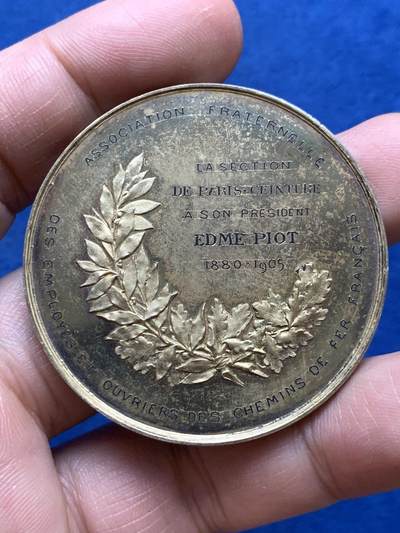 《竞宝斋》第484场 周日，周一，周二 3场连拍 （全场包邮）20级店铺 欢迎送拍 名家名作 法国铁路雇员与工人兄弟会纪念镀金大银章 44克 46.4mm 菱形银标 带盒