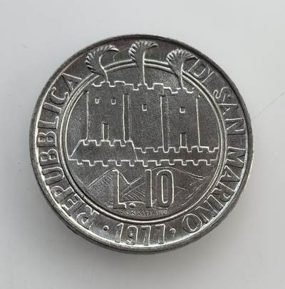 外国优质老铜币纪念币银币专场，周六晚上九点倒数截拍，满百包邮，节前出差在外，5月3日统一发货,可寄存半年，喜欢朋友微信扫描二维码可直接参拍 圣马力诺1977年环保主题10里拉币，属环保主题系列，背面以人类脚印警示污染危害，正面为圣马力诺标志性三塔。