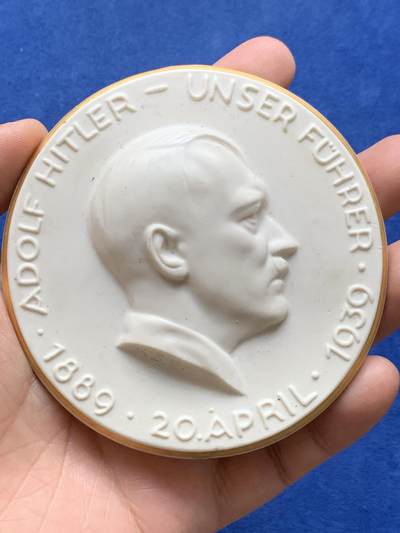 《竞宝斋》第484场 周日，周一，周二 3场连拍 （全场包邮）20级店铺 欢迎送拍 1939年德国艺术落榜生50大寿纪念巨型陶瓷章，金边勾勒超高浮雕及其厚重。带原盒。103.3克，88毫米