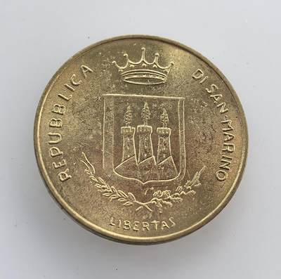 外国优质老铜币纪念币银币专场，周六晚上九点倒数截拍，满百包邮，节前出差在外，5月3日统一发货,可寄存半年，喜欢朋友微信扫描二维码可直接参拍 圣马力诺1983年人形核弹20里拉币，属于核战争威胁主题系列，是当时欧洲反核和平思潮下的纪念流通币。