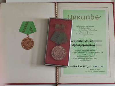 韵星假日军品类拍卖第56期  -- Rimey Holidays Militaria Auction 56 民主德国铜级内务部武装力量忠诚服务奖章带证带原盒略