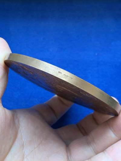 《竞宝斋》第484场 周日，周一，周二 3场连拍 （全场包邮）20级店铺 欢迎送拍 名家名作法国雕塑家阿纳斯塔斯（格列高利）大铜章 289克 89.5mm 1976 丰饶角铜标