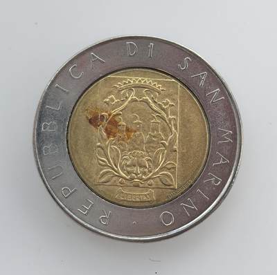 外国优质老铜币纪念币银币专场，周六晚上九点倒数截拍，满百包邮，节前出差在外，5月3日统一发货,可寄存半年，喜欢朋友微信扫描二维码可直接参拍 圣马力诺 1988 年 500 里拉双金属流通币，正面为标志性城堡，背面为国徽，是该国当时的法定流通货币
