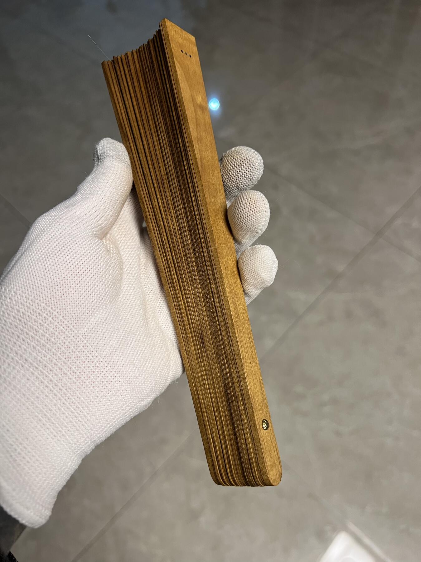 零元拍：金丝楠木苏扇，金光闪闪流光溢彩，药香扑鼻。一把小扇，伴着清香，陪您渡过清凉夏日。尺寸：21/2/4翼展：37.5CM。