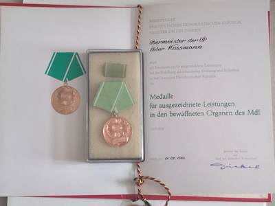 韵星假日军品类拍卖第56期  -- Rimey Holidays Militaria Auction 56 民主德国内务部武装力量杰出服务奖章带证带原盒略