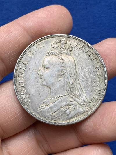 《竞宝斋》第484场 周日，周一，周二 3场连拍 （全场包邮）20级店铺 欢迎送拍 英国1887年维多利亚高冠克朗银币，包浆非常漂亮，有划痕，细节见图