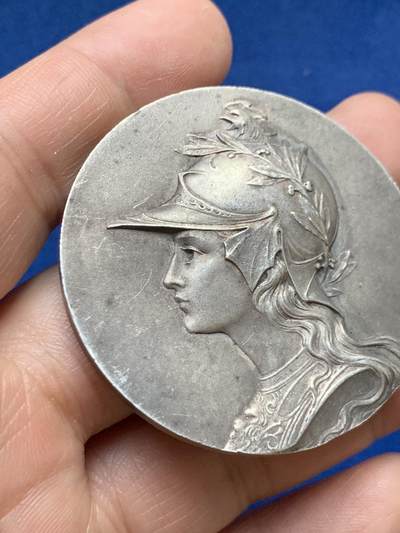 《竞宝斋》第484场 周日，周一，周二 3场连拍 （全场包邮）20级店铺 欢迎送拍 玛丽安娜女神镀银铜章 51克 48.8mm 三角铜标