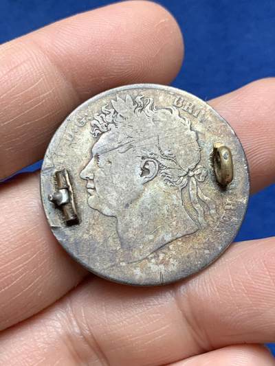 《竞宝斋》第484场 周日，周一，周二 3场连拍 （全场包邮）20级店铺 欢迎送拍 英国1820年乔治四世三花半克朗珐琅彩胸针，12.5克。珐琅彩莹蓝精美，细节很好，别针已去除。