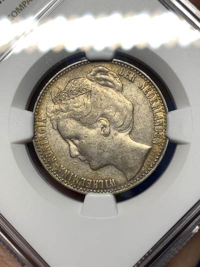 《竞宝斋》第484场 周日，周一，周二 3场连拍 （全场包邮）20级店铺 欢迎送拍 NGC AUD 荷兰1907年威廉敏娜少女头一盾银币，包浆很不错，尤其背面带五彩包浆，个人感觉严评了