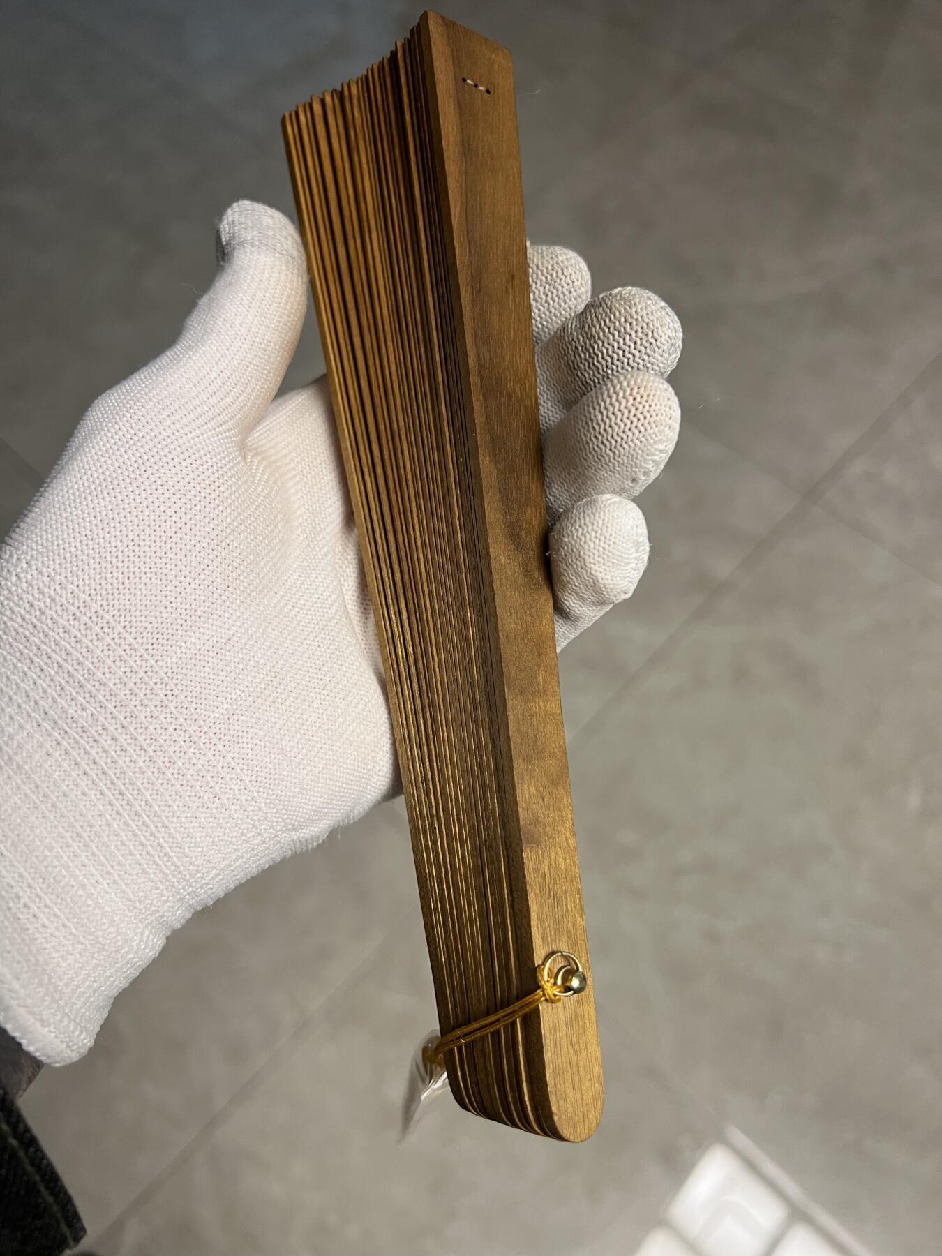 零元拍：金丝楠木苏扇，金光闪闪流光溢彩，药香扑鼻。一把小扇，伴着清香，陪您渡过清凉夏日。尺寸：21/2/4翼展：37.5CM。