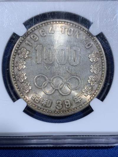 《竞宝斋》第484场 周日，周一，周二 3场连拍 （全场包邮）20级店铺 欢迎送拍 NGC MS65 日本 1964年 东京夏季奥运会 1000日元 银币，20克，925银，淡彩包浆闪烁十字光。