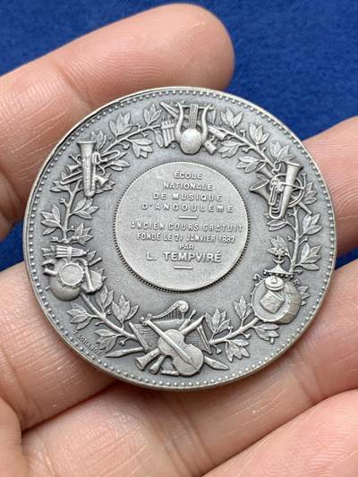 《竞宝斋》第484场 周日，周一，周二 3场连拍 （全场包邮）20级店铺 欢迎送拍 法国昂古莱姆国立音乐学校纪念银章 玛丽安娜女神头像 38.5克 41mm 丰饶角1银标