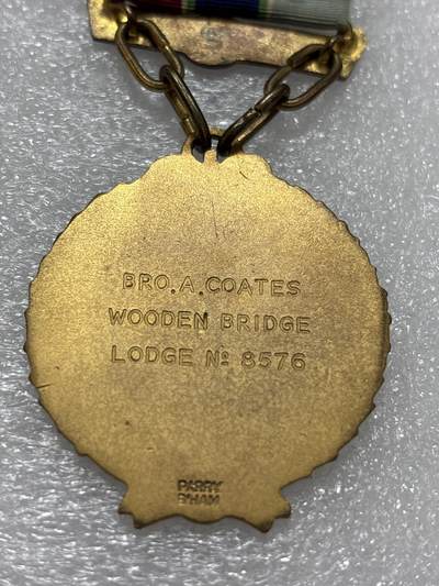 文馨钱币收藏第 302 场，国外回流老铜币，中东阿拉伯地区，拉美等国货币，30 号 1 号二连拍，长期接代拍业务，预计 4 月 4-5 号发货 1866-1966 年英国共济会百年纪念章，英国伯明翰造，详情看图，42.7 直径