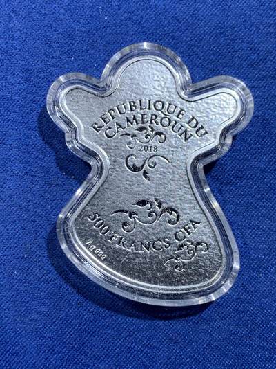 《竞宝斋》第484场 周日，周一，周二 3场连拍 （全场包邮）20级店铺 欢迎送拍 喀麦隆2018年圣诞天使500中非法郎彩色异形精制银币 20克 999银 发行量999枚 盒证全