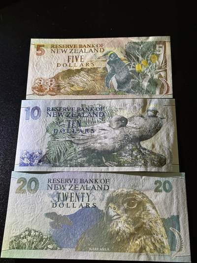 《外钞收藏家》第六百三十一期（五一假期场）（长期征集拍品、欢迎藏友们联系合作） 新西兰5、10、20元 3张一起 全部是AA冠 全新UNC(5元轻微点钞痕）