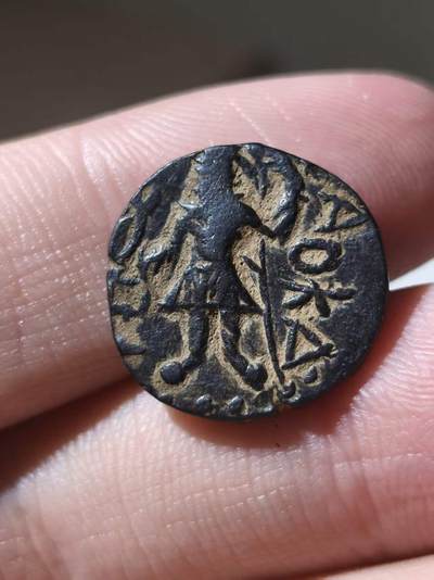 星盘世界钱币 5.2年度精品币大拍 一周年抽奖活动 印度 · 贵霜帝国  迦腻色伽一世，约公元127/8–152年  德拉克马铜币  正面  铭文巴克特里亚文：ÞAO ΚANηρKI  意为：“国王迦腻色伽”