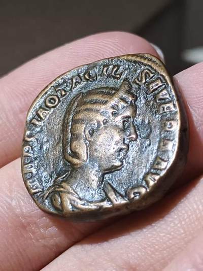 星盘世界钱币 5.2年度精品币大拍 一周年抽奖活动 传世极品赛斯特提大铜！罗马帝国 公元244-249年打制于罗马 奥塔西莉娅·塞维拉塞斯特斯大铜币。她是阿拉伯人菲利普的皇后。此类三世纪危机赛斯特提相当少见