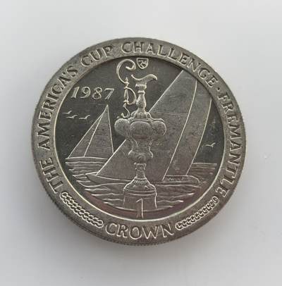 外国优质老铜币纪念币银币专场，周六晚上九点倒数截拍，满百包邮，节前出差在外，5月3日统一发货,可寄存半年，喜欢朋友微信扫描二维码可直接参拍 马恩岛1987年美洲杯帆船赛奖杯1克朗纪念币，为纪念在澳大利亚弗里曼特尔举办的美洲杯帆船赛，币面呈现了赛事奖杯与帆船。