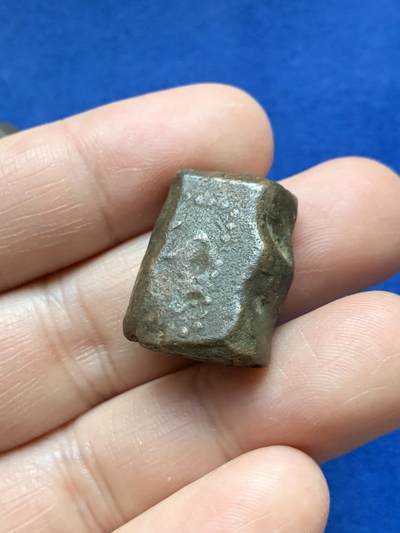 《竞宝斋》第484场 周日，周一，周二 3场连拍 （全场包邮）20级店铺 欢迎送拍 爪哇岛1805年巴达维亚共和国东印度1stuiver，重约：22.15克，超重版！（克书标准19.30克），1810年法属拿破仑荷兰王国时期1/2stuiver，重约：6.34克，剪切币。这类货币英文名称“邦克””，原料采用从日本进口的长铜条铸造的，铸有面值和日期。属于初级打制币类，不同时期2枚一组，少见品种！