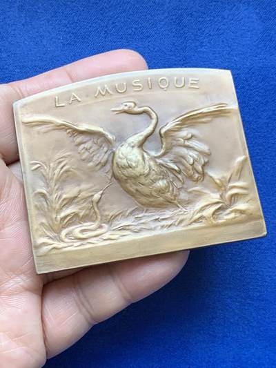 《竞宝斋》第484场 周日，周一，周二 3场连拍 （全场包邮）20级店铺 欢迎送拍 比利时La Musuque主题艺术章牌，正面“竖琴女神”+背面“天鹅”对应圣桑《动物狂欢节》中的《天鹅》。大小：67*56mm，重：128.8g。