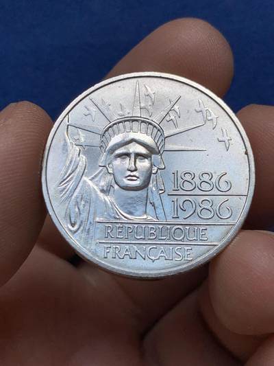 《竞宝斋》第484场 周日，周一，周二 3场连拍 （全场包邮）20级店铺 欢迎送拍 法国1986年自由女神像百年纪念100法郎银币，加厚版，重约30克