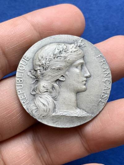 《竞宝斋》第484场 周日，周一，周二 3场连拍 （全场包邮）20级店铺 欢迎送拍 法国战争部长颁发银质纪念章 23克 35.6mm 丰饶角1银标 带盒