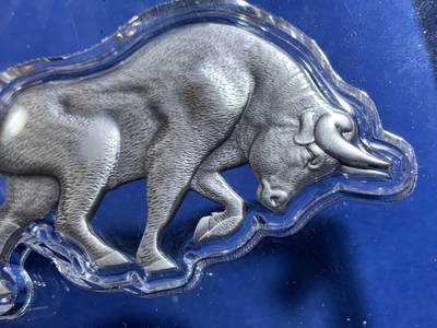 《竞宝斋》第484场 周日，周一，周二 3场连拍 （全场包邮）20级店铺 欢迎送拍 乍得2021年牛与熊系列-牛（象征股市）5000中非法郎高浮雕仿古异形银币 1盎司 999银 发行量2500枚 盒证全（盒即证）