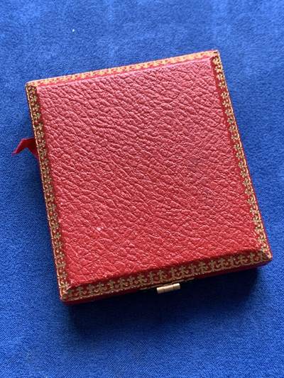 《竞宝斋》第484场 周日，周一，周二 3场连拍 （全场包邮）20级店铺 欢迎送拍 名家名作 法国铁路雇员与工人兄弟会纪念镀金大银章 44克 46.4mm 菱形银标 带盒