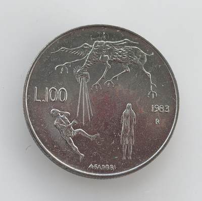 外国优质老铜币纪念币银币专场，周六晚上九点倒数截拍，满百包邮，节前出差在外，5月3日统一发货,可寄存半年，喜欢朋友微信扫描二维码可直接参拍 圣马力诺1983年战争怪兽攻击人类100里拉币，属于核战争威胁主题系列，是当时欧洲反核和平思潮下的纪念流通币。