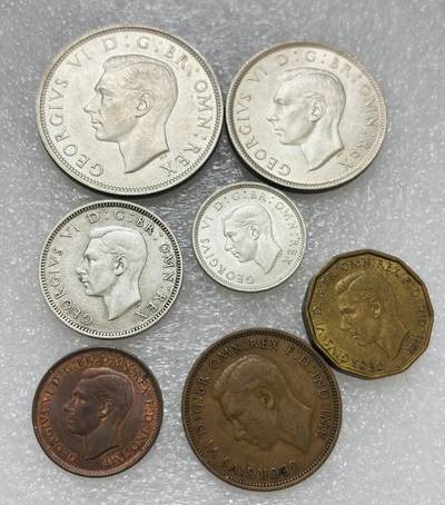 文馨钱币收藏第 302 场，国外回流老铜币，中东阿拉伯地区，拉美等国货币，30 号 1 号二连拍，长期接代拍业务，预计 4 月 4-5 号发货 英国 1942 年乔治六世 1 法新---半克朗大银币一组 7 枚，包含 4 枚银币，共 33.87 克银，均 500 银，其中 6 便士 2 先令，半克朗目测 UNC 品，总体都是极美品，喜欢的出价