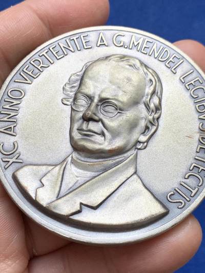 《竞宝斋》第484场 周日，周一，周二 3场连拍 （全场包邮）20级店铺 欢迎送拍 孟德尔定律被发现95周年纪念章 正面格雷戈尔·孟德尔高浮雕头像，他是现代遗传学的奠基人。103.8克 59.6mm