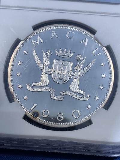 《竞宝斋》第484场 周日，周一，周二 3场连拍 （全场包邮）20级店铺 欢迎送拍 NGC PF68UC 澳门1980年孙悟空100Patacas银币 猴年生肖传统的孙大圣手持金箍棒腾云驾雾的形象 背面天使盾徽 精美镜面细致 妙不可言 发行量仅两千枚 细节见图