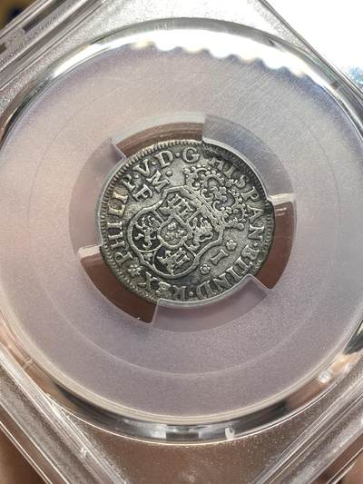 《竞宝斋》第484场 周日，周一，周二 3场连拍 （全场包邮）20级店铺 欢迎送拍 PCGS VFD 1736年墨西哥地球双柱1里亚尔银币 菲利普五世时期打制，双柱地球/西班牙国徽。Mo/M，墨西哥城打制，1736少见早期年份！状态如图，Ｐ盒VF98小面值不好保存，整体图案文字相对不错！