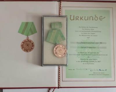 韵星假日军品类拍卖第56期  -- Rimey Holidays Militaria Auction 56 民主德国内务部金级武装力量忠诚服务奖章带证带原盒略