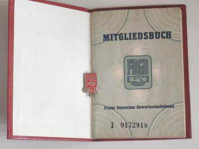 韵星假日军品类拍卖第56期  -- Rimey Holidays Militaria Auction 56 民主德国工会荣誉成员二十五周年证章带证书