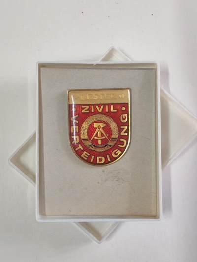 韵星假日军品类拍卖第56期  -- Rimey Holidays Militaria Auction 56 民主德国民防优秀服务证章