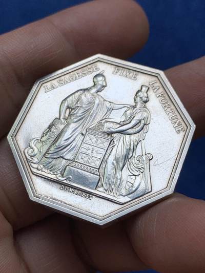 《竞宝斋》第484场 周日，周一，周二 3场连拍 （全场包邮）20级店铺 欢迎送拍 法兰西银行八角银质代币 带925银标 29克 37mm 光边 带盒