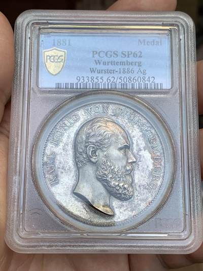 《竞宝斋》第484场 周日，周一，周二 3场连拍 （全场包邮）20级店铺 欢迎送拍 PCGS SP62 德国1881年符腾堡卡尔一世45mm大银章，镜面底板。此章为宫廷雕刻大师卡尔·施文策巅峰代表作，更是19世纪德国人像写实雕刻艺术的高峰。人像中眉骨细节表现尤为震撼，将卡尔一世国王的威严霸气表现得淋漓尽致，值得珍藏。亚军分，更高分仅一枚，评级数仅2枚入盒。加厚盒
